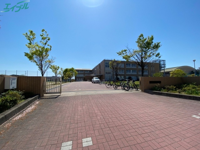 中学校　四日市立港中学校（中学校）まで1600m