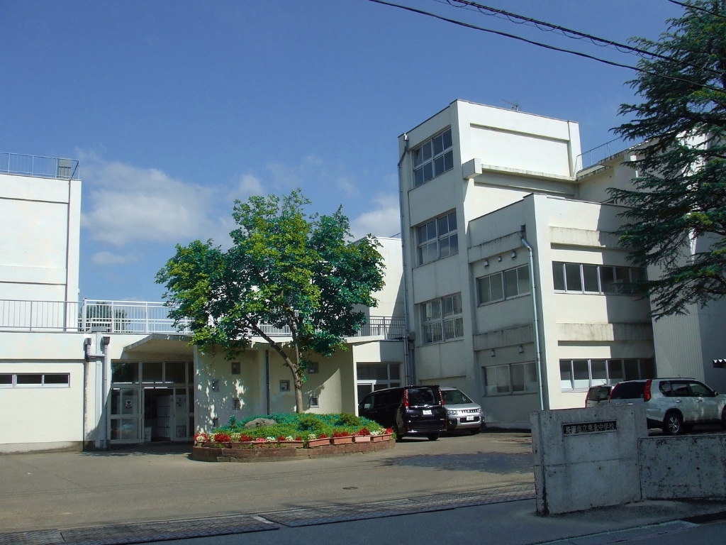 中学校　長岡市立東北中学校（中学校）まで495m