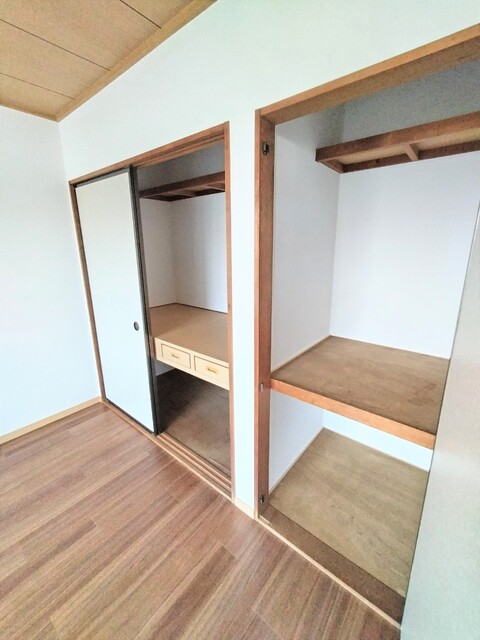 収納　バルコニー側洋室６帖の収納