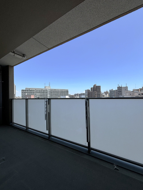 バルコニー　澄み渡る青空を臨む