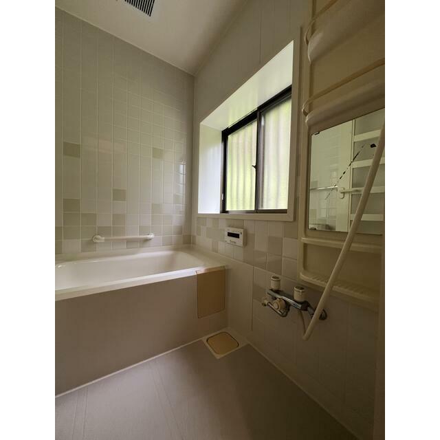 バス・シャワールーム　手すりを使ってゆっくり立ち上がることで入浴中の事故防止に