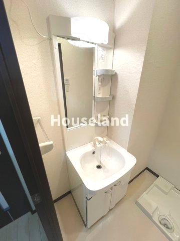 洗面設備　明るい洗面所です