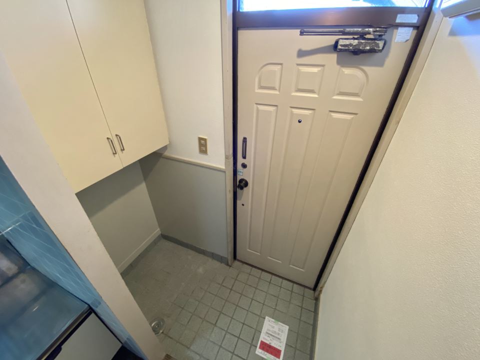 玄関　玄関に洗濯機置場があります