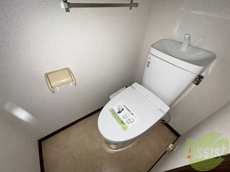 トイレ　温水洗浄便座でウォシュレット付きなので快適です。