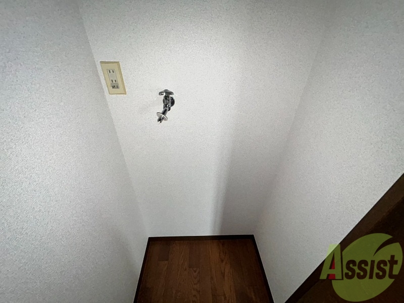 洗面設備　洗面台はありませんが、洗濯機置き場は室内にございます。