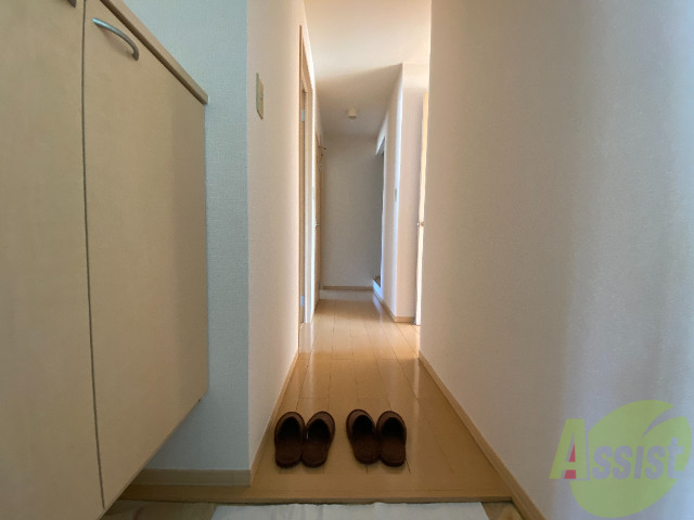 玄関　玄関から撮影しました。敷居が高くなくて安心ですね。