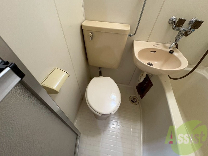 トイレ　ユニットバス内のトイレです。一人暮らしなら十分ですね。