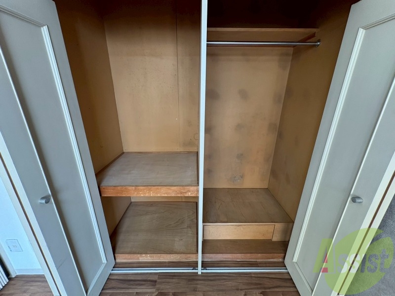 収納　こちらの収納にはハンガーをかけて服もしまえますね。