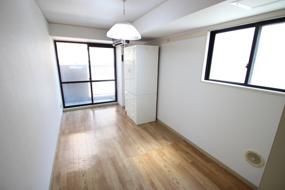 居室・リビング　※他号室の写真になります