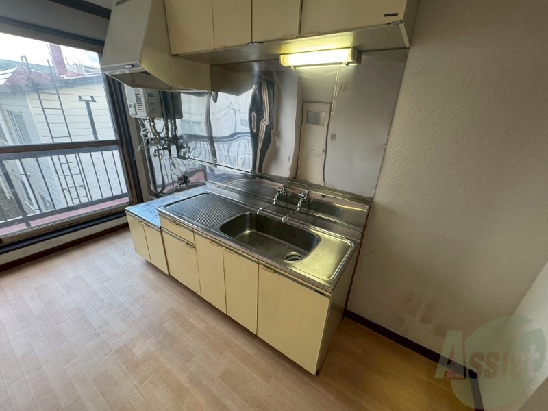 キッチン　洗い場が大きくて洗い物もしやすそうです。