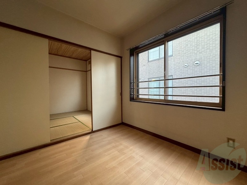 その他部屋・スペース　戸を閉めるとリビングと区切られた寝室にすることができますよ。