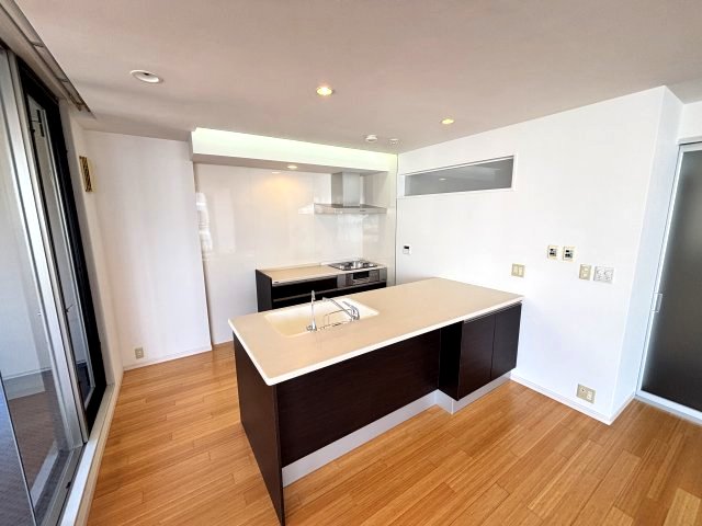 キッチン　人気のII型キッチン☆広いリビングと相性良いです★