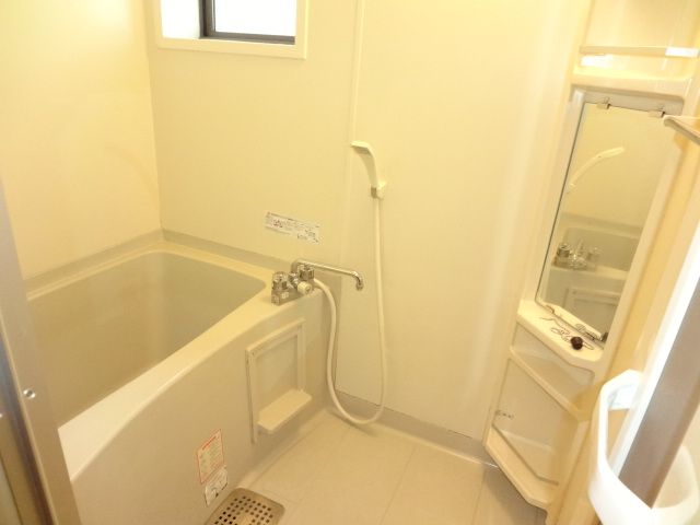 バス・シャワールーム　小窓ありで湿気対策もしやすいですね