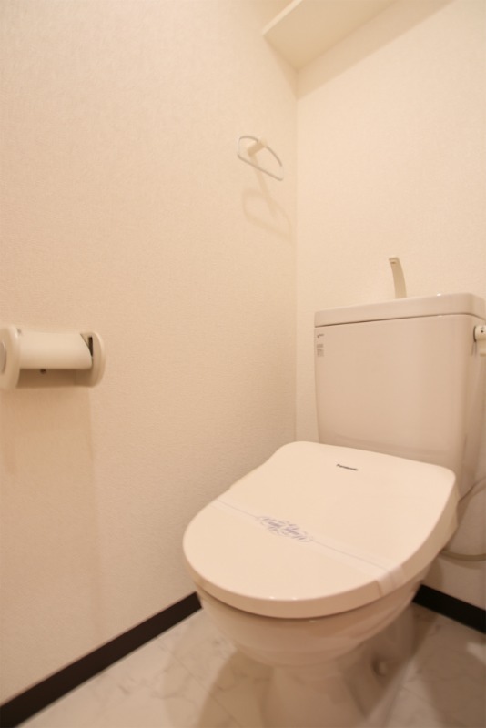 トイレ　落ち着いた色調のトイレです