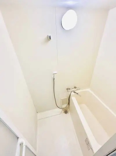 バス・シャワールーム　浴室もとっても明るく、清潔感があります♪