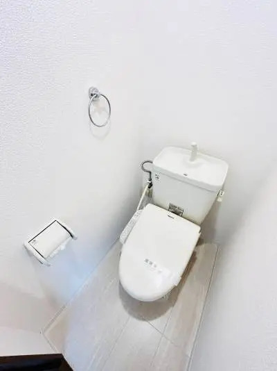 トイレ　トイレ床を張り替え、ウォシュレットも設置済みです♪