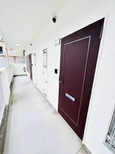 玄関　高圧洗浄で綺麗になった白壁が映えます♪