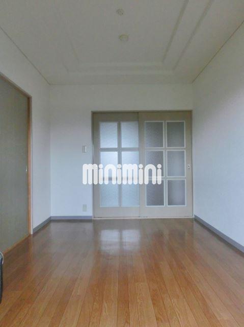 居室・リビング　リビングと和室に隣接したお部屋。