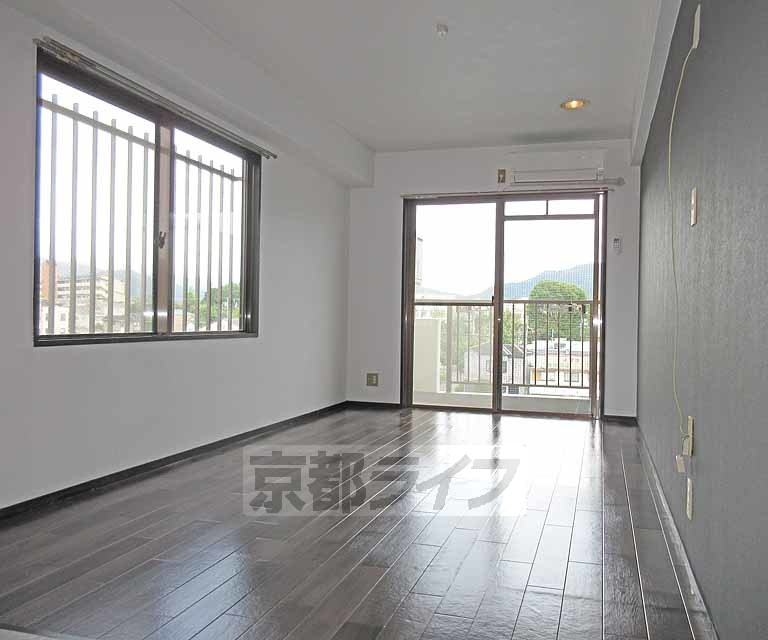 居室・リビング　うれしい二面窓です