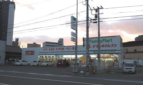コンビニ　ファミマドラッグイレブン北方店（コンビニ）まで600m