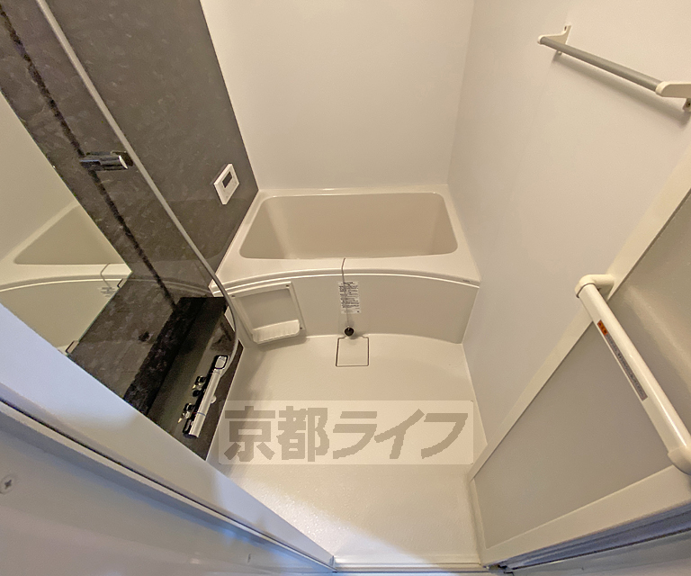 バス・シャワールーム　鏡のある便利なお風呂