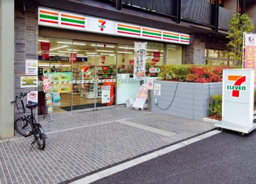 コンビニ　セブンイレブン 新宿百人町3丁目店（コンビニ）まで196m