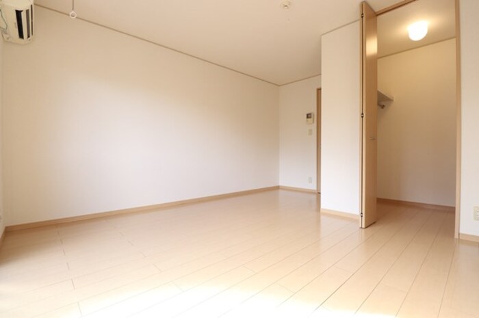 その他部屋・スペース　リビング全景（別角度）