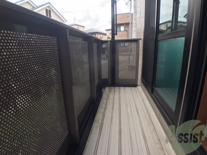 バルコニー　少し小さくても洗濯物はちゃんと外に干せますよ。