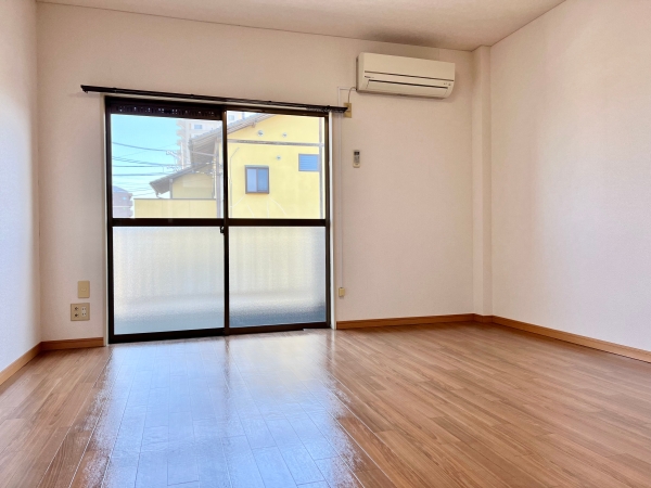 居室・リビング　明るい洋室です。