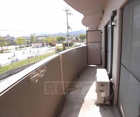 バルコニー　日当りの良い広々バルコニー