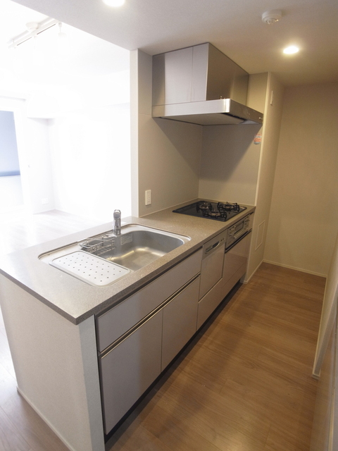 キッチン　３口ガスコンロ付き　※前回募集時の写真です。