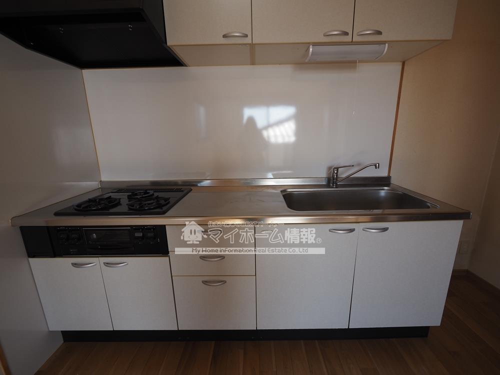 キッチン　※内観写真は102号を引用しており、内装が異なる場合がござい