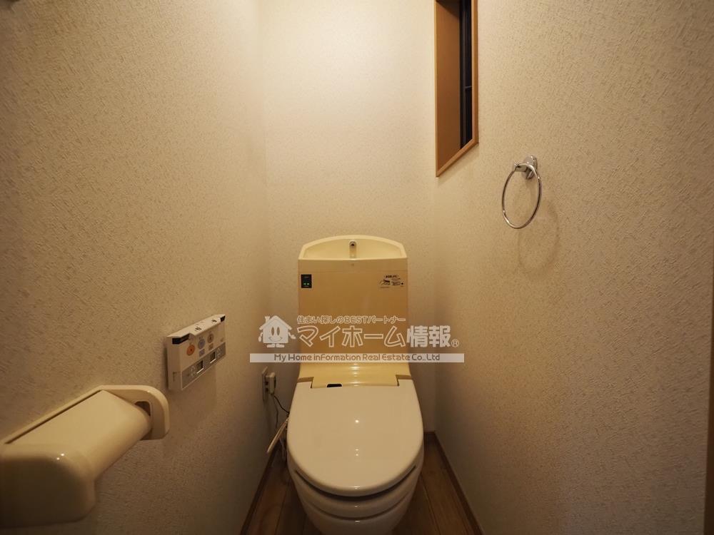 トイレ　※内観写真は102号を引用しており、内装が異なる場合がござい