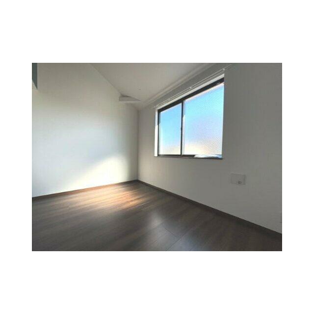 居室・リビング　フローリング敷の落ち着いた洋室です