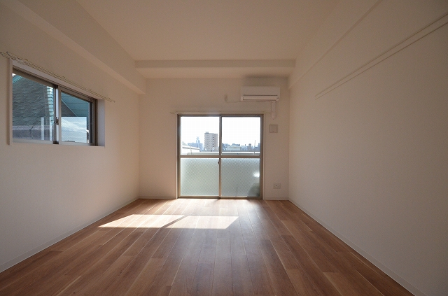 居室・リビング　同物件、別号室