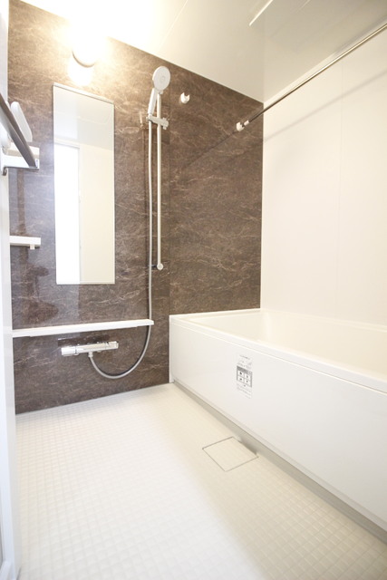 バス・シャワールーム　★収納棚にシャンプー等も置けます！広々とした浴室★