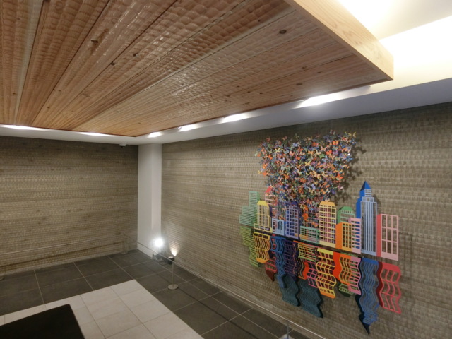 ロビー　シックなロビーに「建物」と「蝶」のオブジェが際立ちます