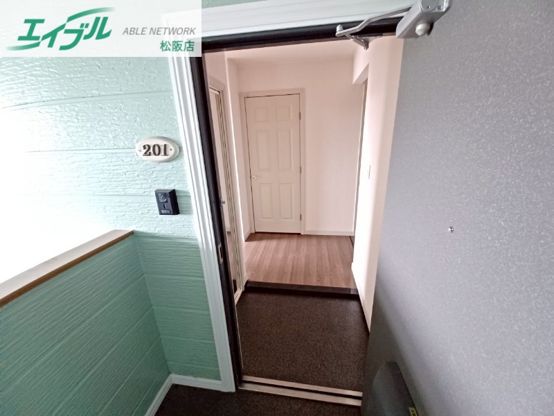 玄関　別部屋反転参考写真です。