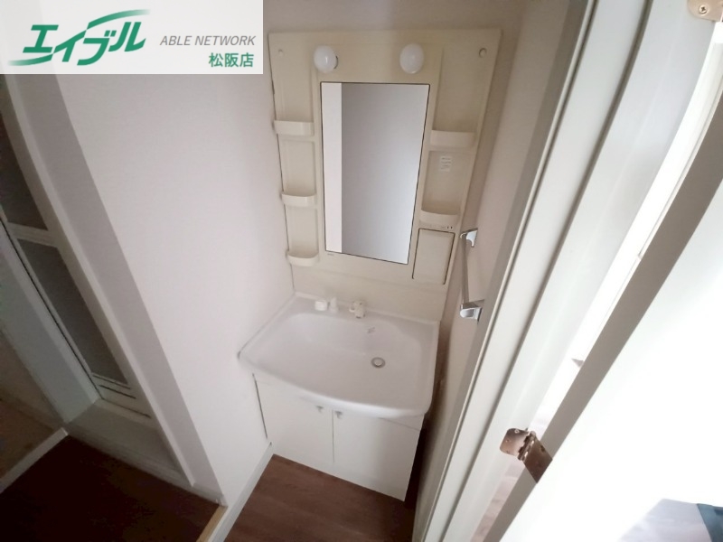 洗面設備　別部屋反転参考写真です。