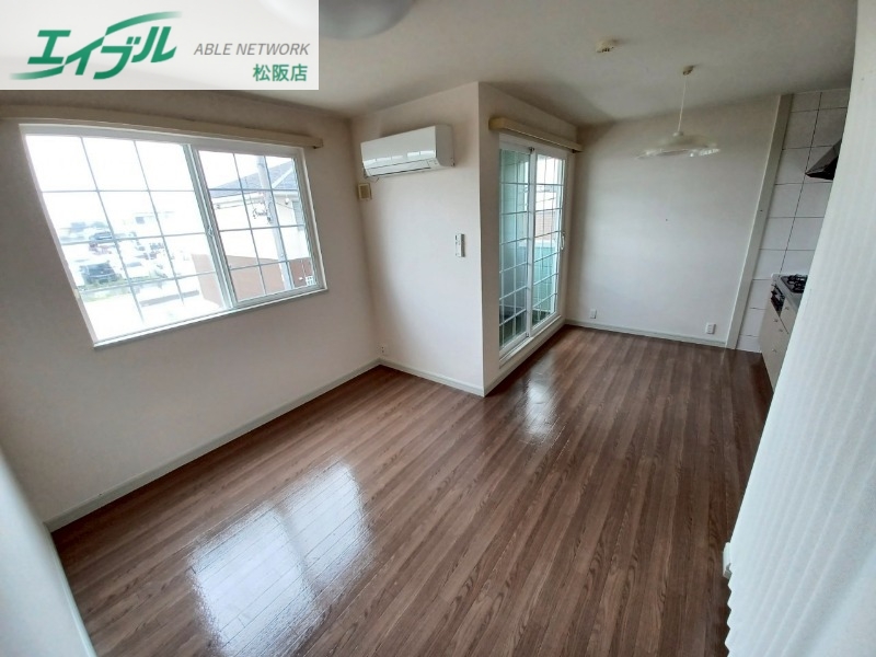 居室・リビング　別部屋反転参考写真です。