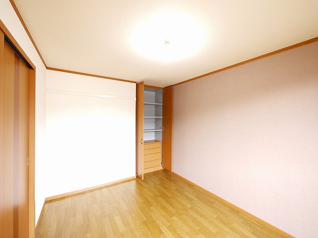 その他部屋・スペース　落ち着いた色調の寝室です