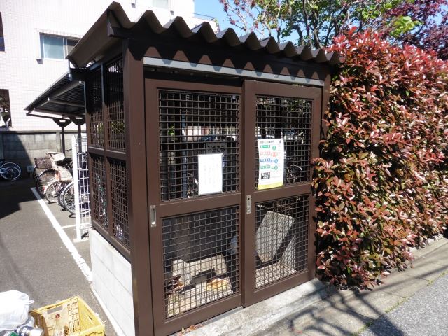 エントランス　敷地内ゴミ置き場もございます。