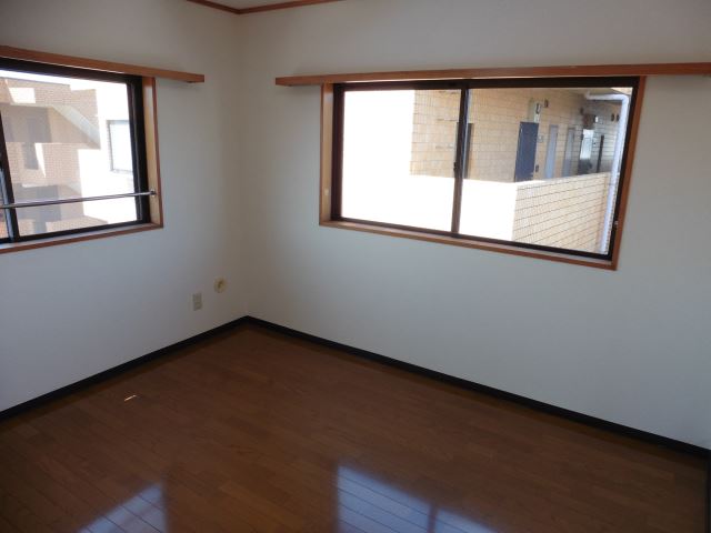 眺望　２面採光の明るいお部屋です。