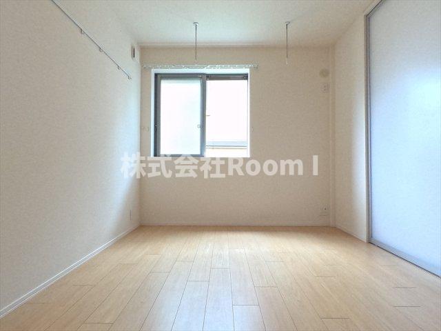 その他部屋・スペース　開放的な寝室です