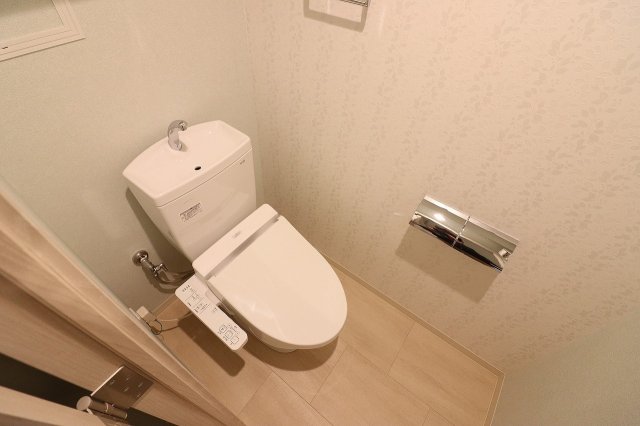 トイレ　落ち着いた色調の洋室です