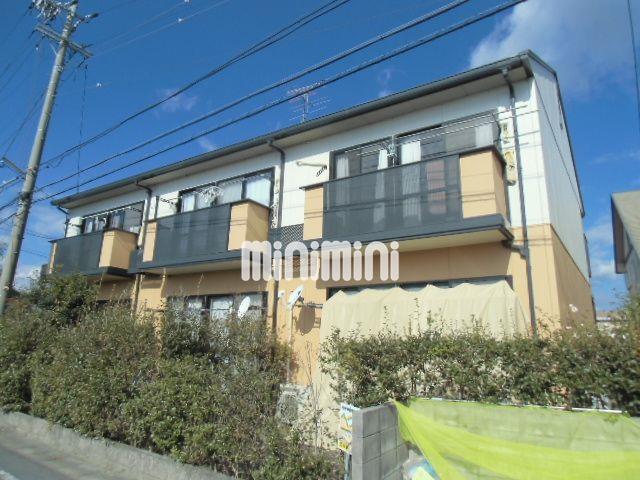 建物外観　オレンジと白のツートーンです