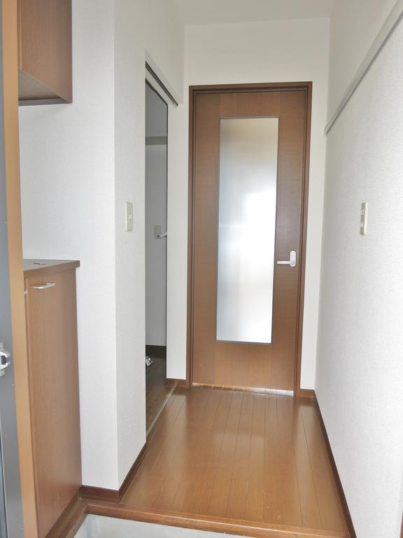 玄関　腰高＋天井付の大型シューズボックス