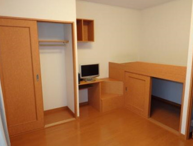 居室・リビング　１階はフローリング、２階はカーペットになります。