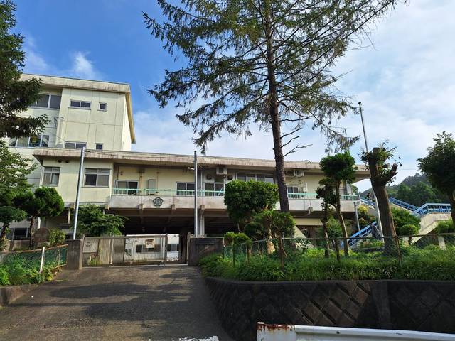 小学校　鎌倉市立山崎小学校（小学校）まで703m