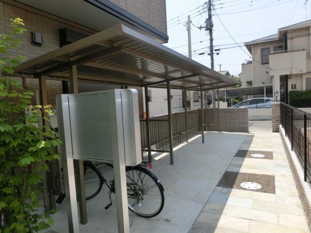 エントランス　敷地内の屋根付き駐輪場